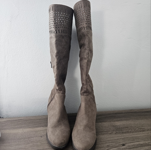 Suede taupe knee-high boots size 8 by David Aaron - Picture 2 of 8